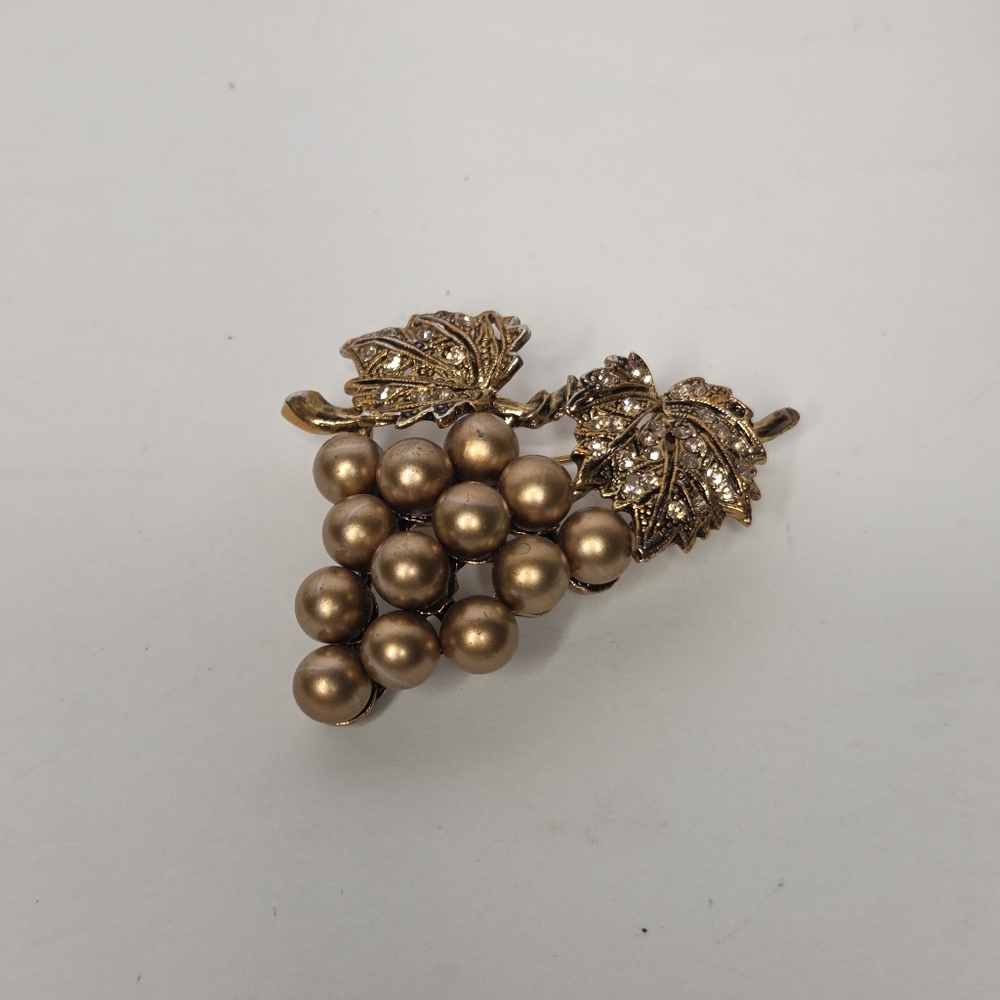 grapevine brooch with rhinestone and cluster faux pearl marked bj (beatrix) 70s